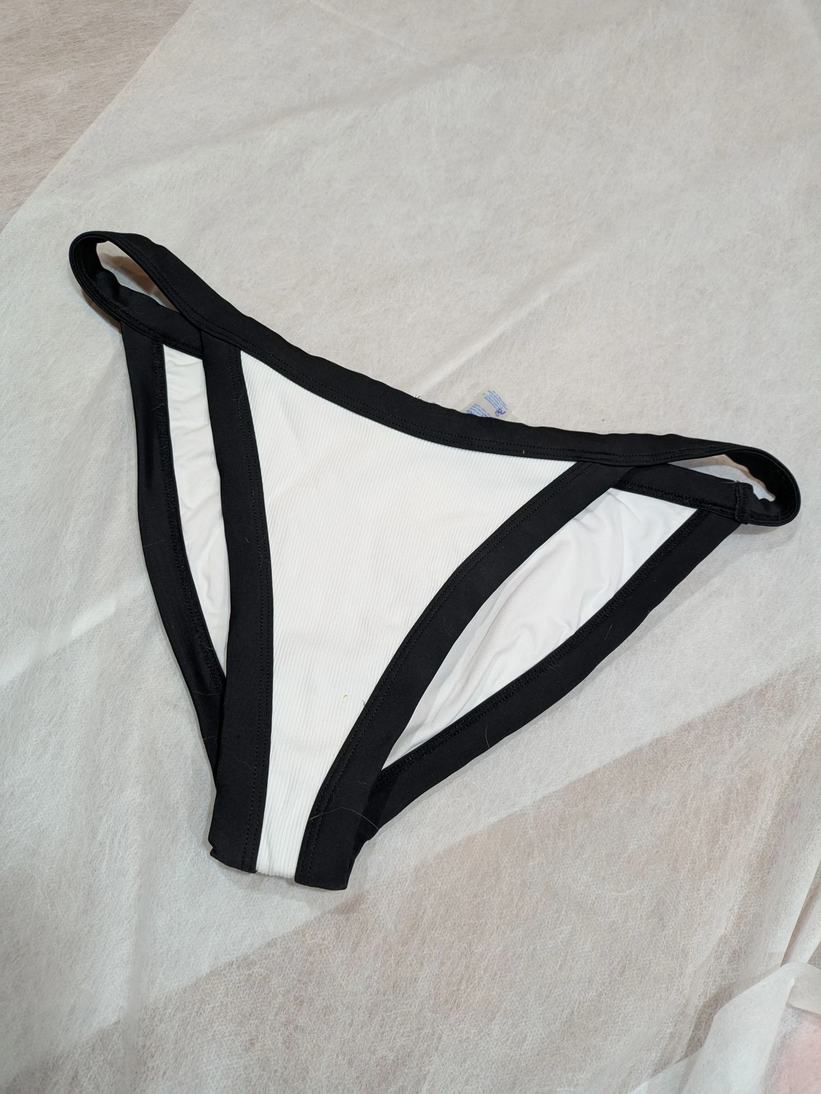Braga de Bikini Bicolor Blanco y Negro con Diseño de Tiras (Cut-out) - Estilo Acanalado talla 42